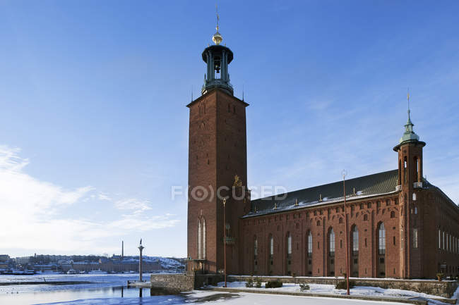 Vecchia torre cittadina a Stoccolma sotto il cielo blu — Foto stock