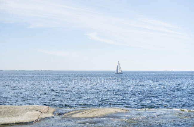 Velero en el mar en la distancia, archipiélago de Estocolmo - foto de stock