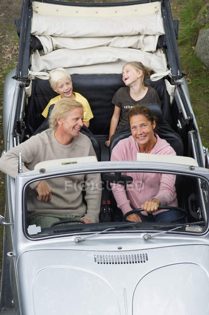 Семья с детьми в машине, избирательный фокус — стоковое фото
