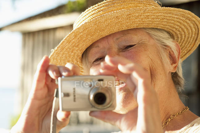 Porträt einer Seniorin beim Fotografieren — Stockfoto