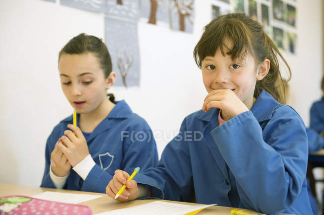 Портрет школьниц в классе, избирательный фокус — стоковое фото