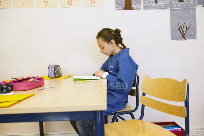 Seitenansicht der Schülerin im Klassenzimmer, selektiver Fokus — Stockfoto