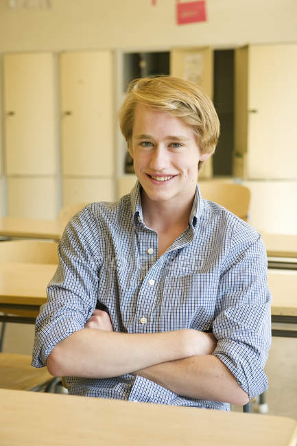 Porträt eines Teenagers, der im Klassenzimmer in die Kamera blickt — Stockfoto