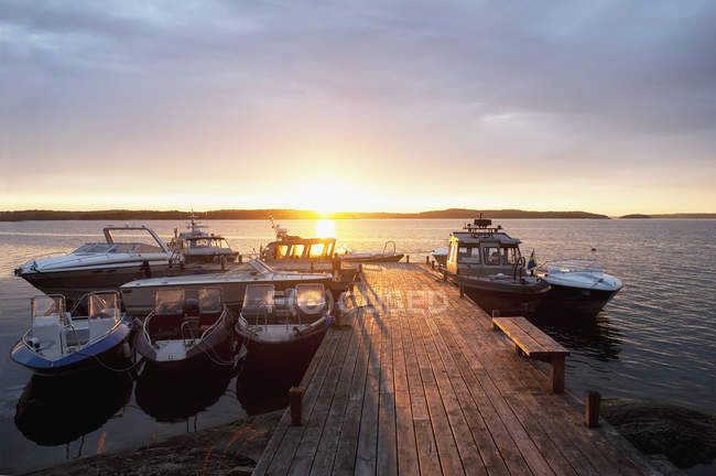 Barcos por cais ao pôr-do-sol, norte da Europa — Fotografia de Stock