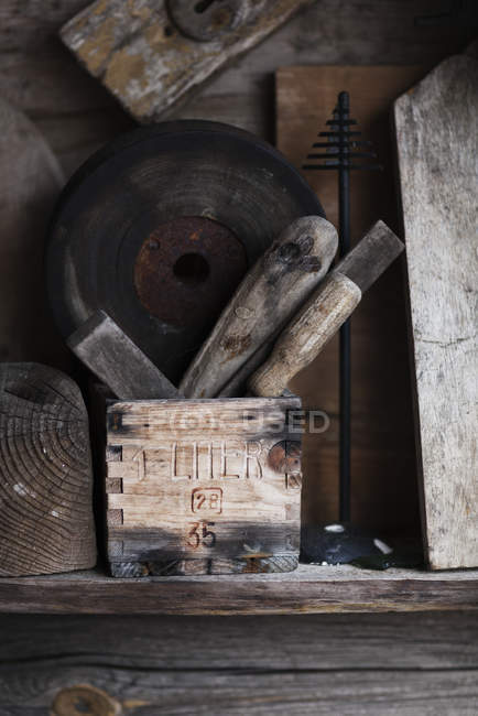 Старый деревенский инструмент хранится деревянный ящик — стоковое фото