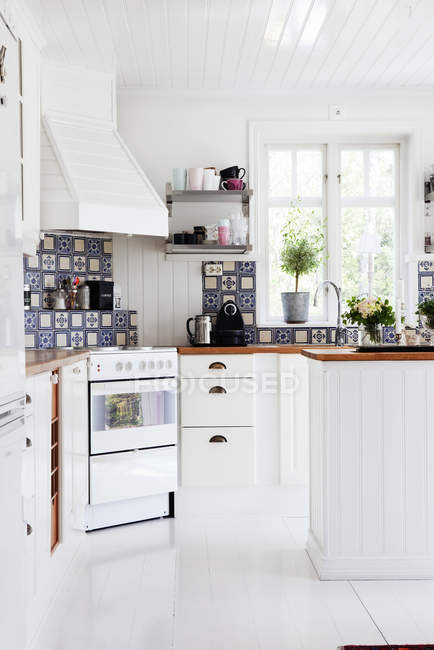 Cucina contemporanea con mobili bianchi, focus selettivo — Foto stock