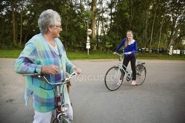 Бабушка и внучка катаются на велосипедах, избирательный фокус — стоковое фото