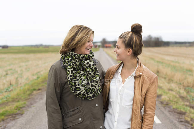 Madre e figlia in piedi faccia a faccia, concentrarsi sul primo piano — Foto stock