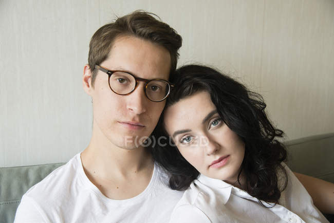 Портрет молодой пары, смотрящей в камеру — стоковое фото