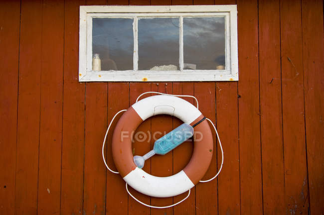 Cintura di salvataggio su capanna di legno rosso falu — Foto stock