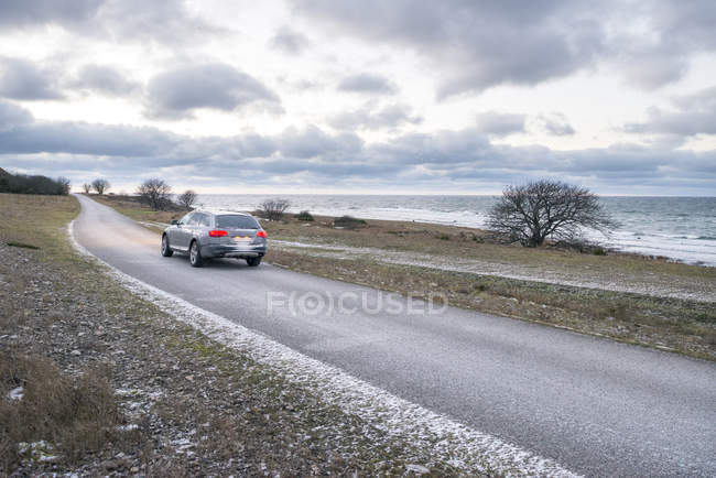 Carro na estrada por mar, norte da Europa — Fotografia de Stock