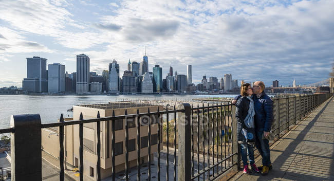 Homem e mulher se beijando com skyline no fundo em Brooklyn Heights Promenade — Fotografia de Stock