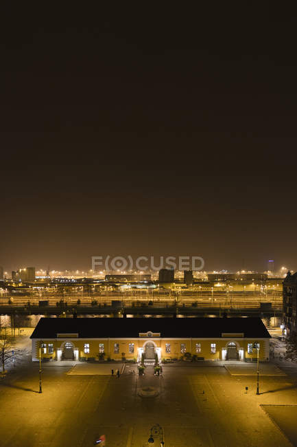 Place de la ville à Malmo la nuit, mise au point sélective — Photo de stock