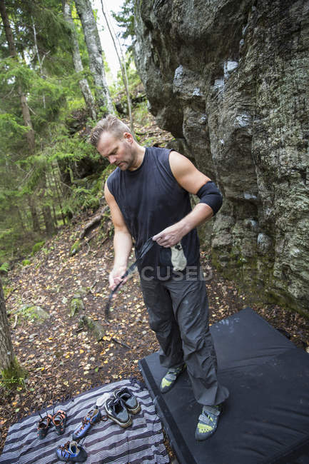 Esportista com equipamento de escalada na floresta — Fotografia de Stock