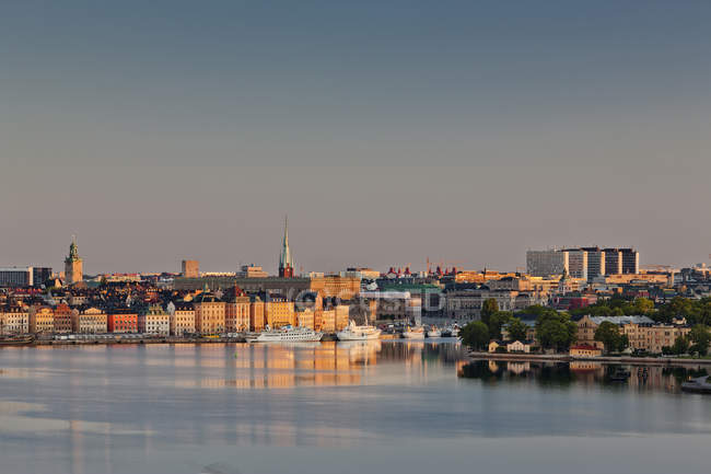 Paisaje urbano de Estocolmo y puerto a la luz del sol de la mañana - foto de stock