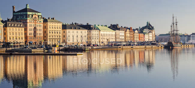 Bâtiments de la ville de Stockholm reflétant dans l'eau — Photo de stock