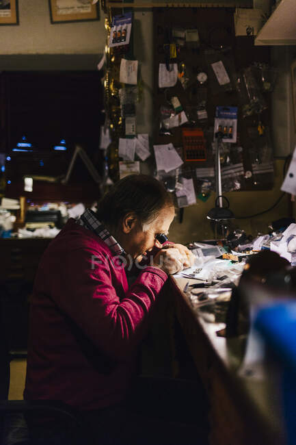 Uomo riparazione orologio in officina — Foto stock