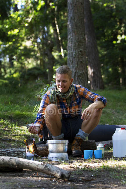 Hiker preparing food on camping stove — Stock Photo