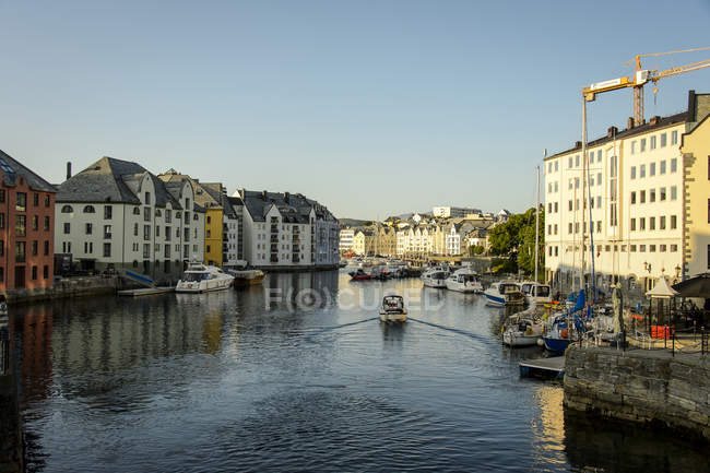 Vista panorámica de edificios y barcos a lo largo de la orilla del río - foto de stock