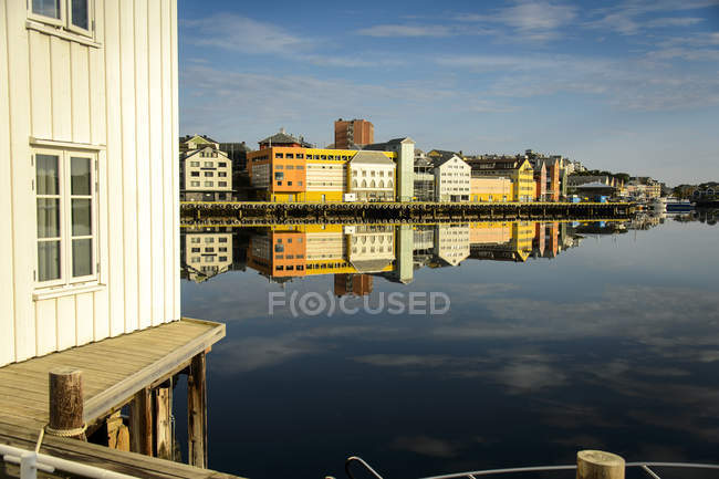 Gebäude am Wasser an sonnigen Tagen, Nordeuropa — Stockfoto