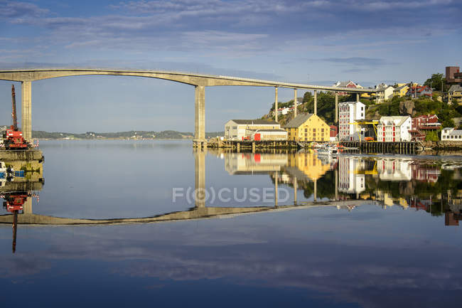 Aussichtsreiche Aussicht auf die Brücke von Sorsund bei sonnigem Wetter — Stockfoto