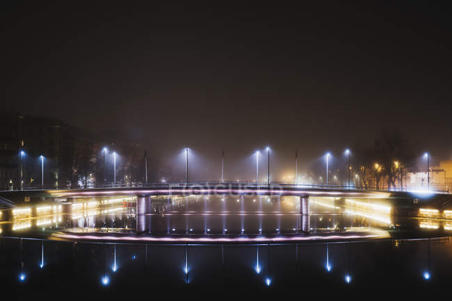 Paesaggio urbano illuminato di notte, Europa settentrionale — Foto stock