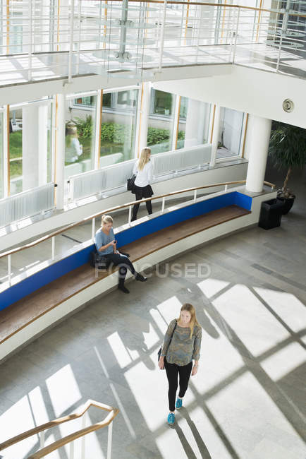 Visão de alto ângulo de mulheres jovens no prédio universitário — Fotografia de Stock