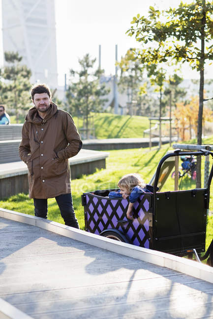 Vater fährt Sohn in Stadtpark, selektiver Fokus — Stockfoto
