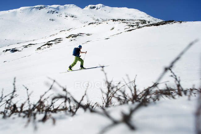 Skieur dans le paysage hivernal à Are, Suède — Photo de stock