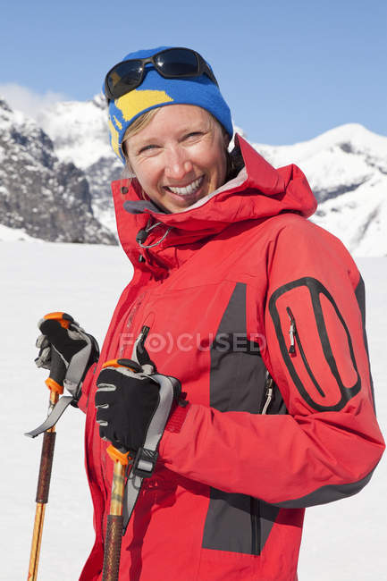 Портрет лыжницы в горах, смотрящей в камеру — стоковое фото