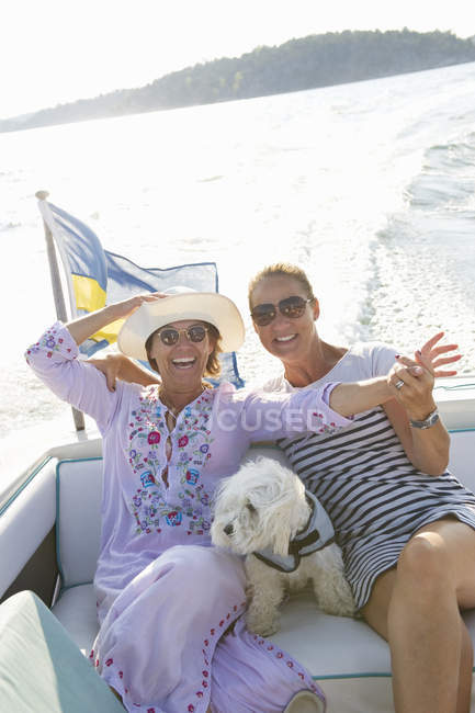 Портрет двух зрелых женщин на лодке — стоковое фото
