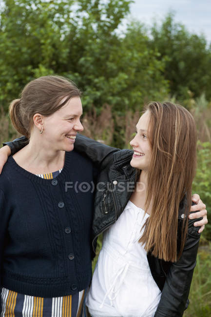 Portrait of mother and daughter, focus on foreground — Stock Photo