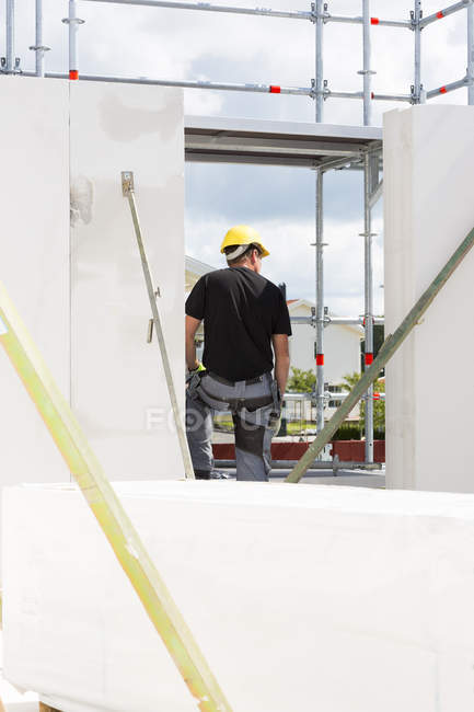 Visão traseira do trabalhador da construção, foco em primeiro plano — Fotografia de Stock