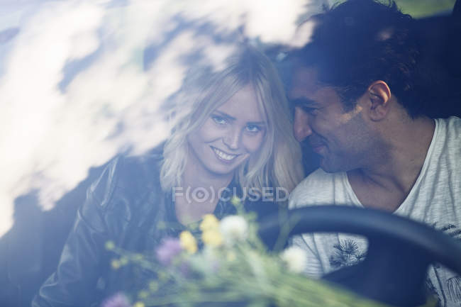 Couple souriant en voiture, focus sélectif — Photo de stock