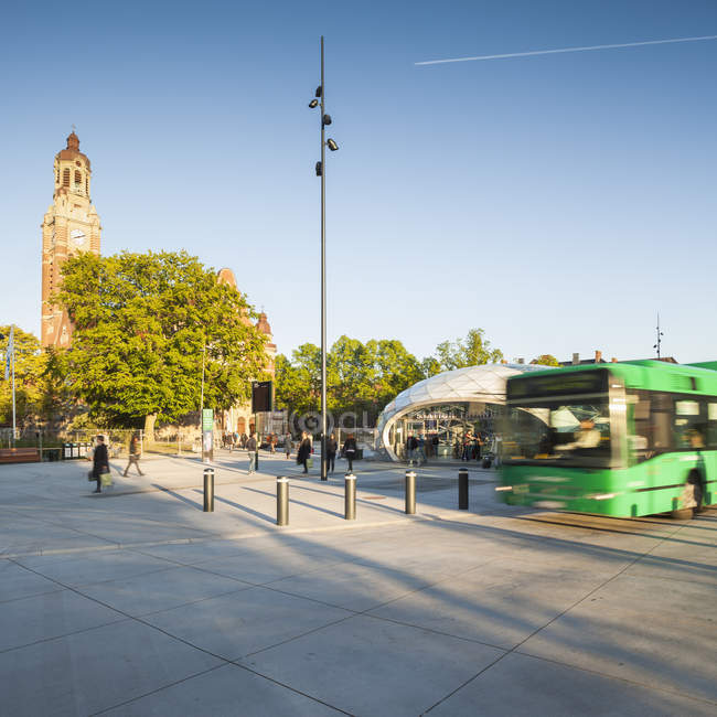 Plaza de la ciudad y autobús en movimiento en Malmo, movimiento borroso - foto de stock