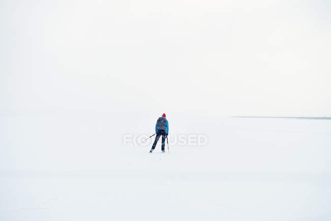 Rear view of tourist skiing in winter landscape at Are, Sweden — Stock Photo