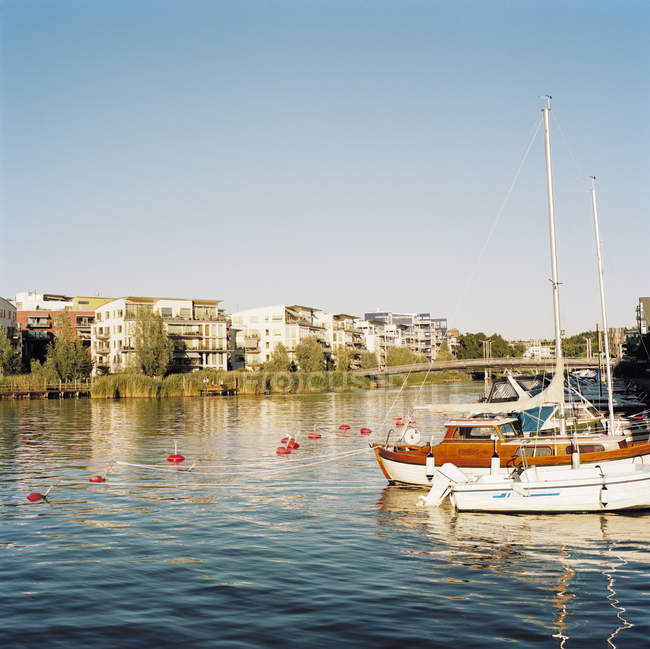 Barcos à vela no canal urbano, norte da Europa — Fotografia de Stock