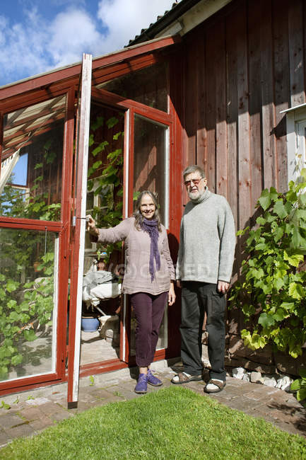 Seniorenpaar vor Haus, selektiver Fokus — Stockfoto
