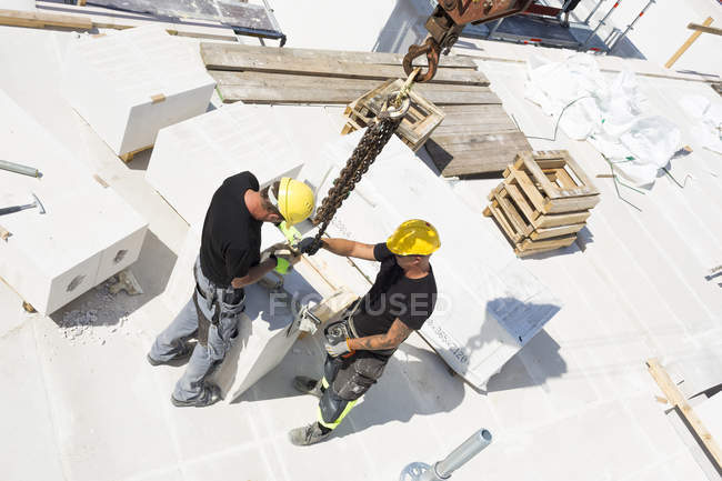 Two workers at construction site, selective focus — Stock Photo