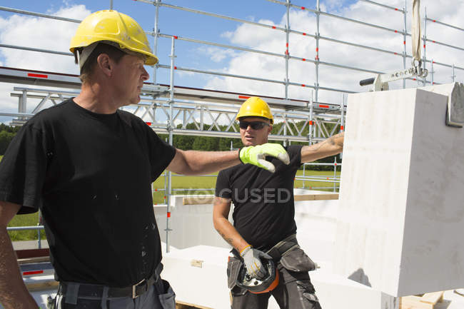 Trabajadores de la construcción, enfoque selectivo - foto de stock