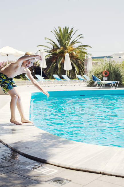 Menino jogando por piscina de hotel na Grécia — Fotografia de Stock