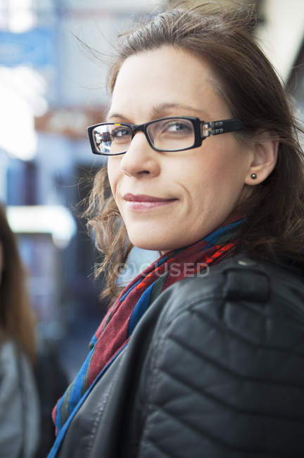 Retrato de mujer con cabello castaño, con gafas - foto de stock