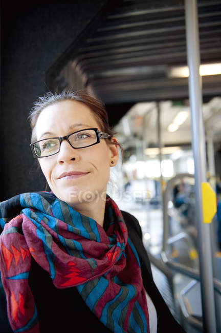 Donna con i capelli castani, con gli occhiali distogliendo lo sguardo — Foto stock
