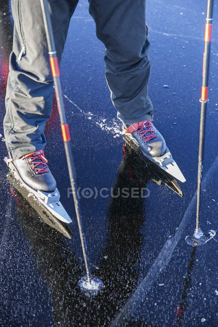 Maduro homem patinação no gelo, seção baixa — Fotografia de Stock