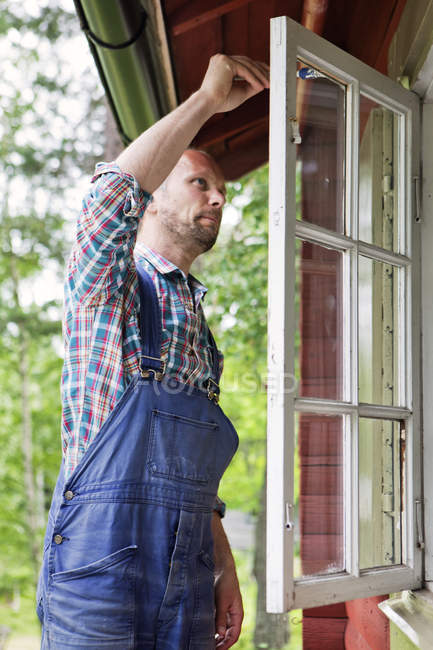 Uomo pittura finestra, concentrarsi sul primo piano — Foto stock