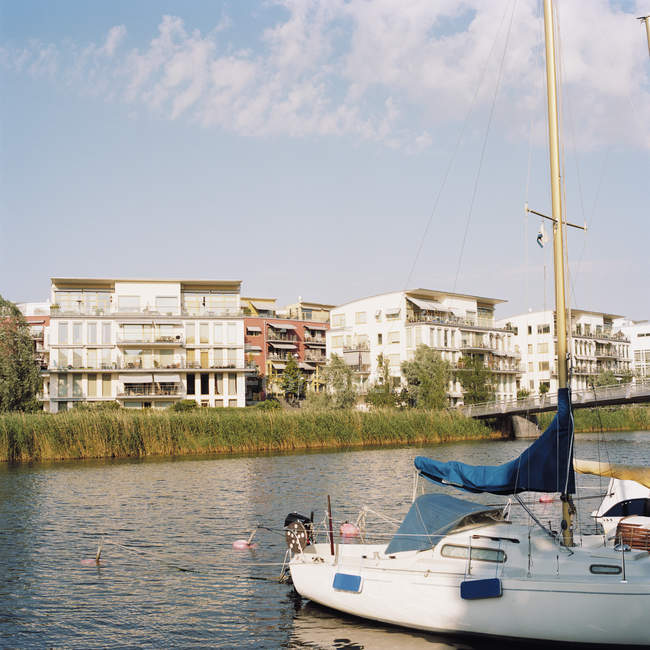 Kanalvordere Stadthäuser und Segelboot, Nordeuropa — Stockfoto