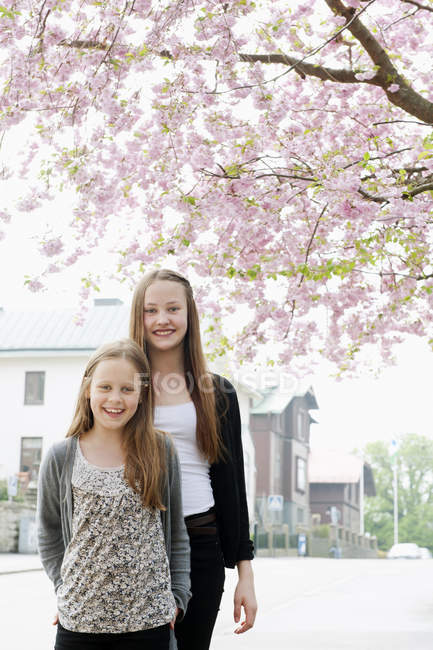 Zwei Teenager-Mädchen blicken in die Kamera, selektiver Fokus — Stockfoto