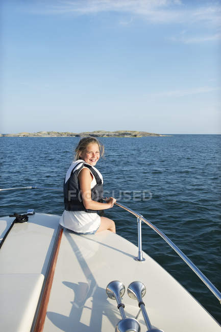 Fille assise sur le bateau, foyer sélectif — Photo de stock