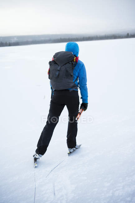 Turista em paisagem de inverno em Are, Suécia — Fotografia de Stock