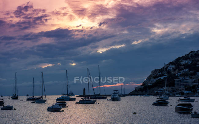 Vue panoramique des voiliers dans le port au crépuscule — Photo de stock